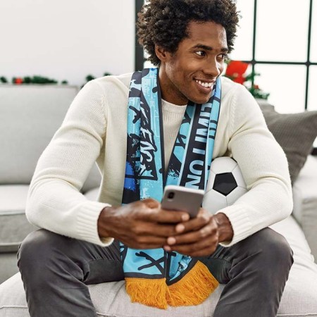 Κασκόλ από πολυεστέρα mesh (WM 6002) φορεμένο